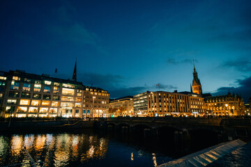 Obraz premium Skyline und Weihnachtsmarkt von Hamburg, Deutschland in evening
