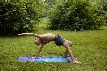 white man mobility coach demonstrating wheel variation