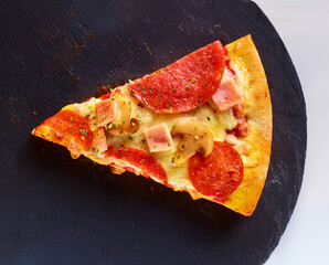  Pizza Slice Salami Pilze und Kochschinken