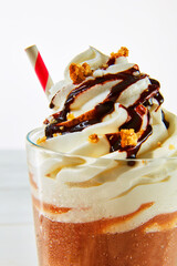 Schokolade mit Sahnetupfer und Schokoladensauce