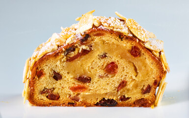 Stollen mit Marzipan und Rosinen, Weihnachten 