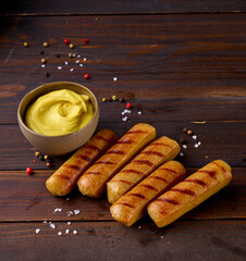 Veggie Bratw&uuml;rstchen mit Senf in kleiner Steingutschale