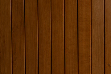 Gros plan sur la charni&egrave;re et les finitions d&rsquo;une porte coch&egrave;re fra&icirc;chement install&eacute;e par des professionnels, illustrant un travail de menuiserie soign&eacute; et robuste.