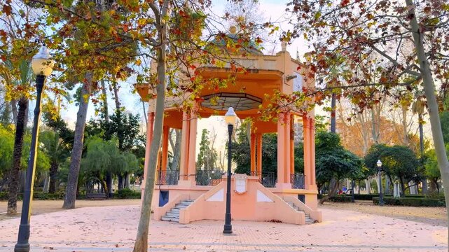 Templete de la M&uacute;sica en el parque Ribalta, preciso parque en el interior de castell&oacute;n de la plana	