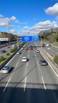 Tr&aacute;fico y circulaci&oacute;n time lapse de coches y veh&iacute;culos por carretera autopista y autov&iacute;a con mediana y arc&eacute;n