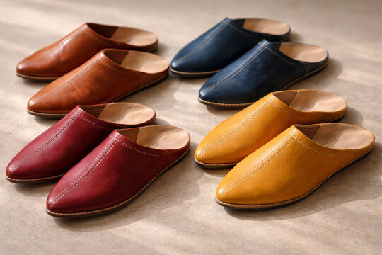 Babouches en cuir multicolores align&eacute;es
