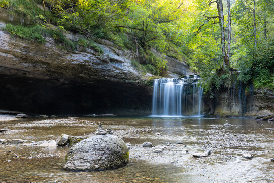 La cascade du Gour Bleu, une des cascades constituant le site des Cascades du H&eacute;risson dans le Jura en France en &eacute;t&eacute;