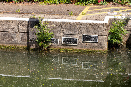 Plaques marking flood heights in 1894, 1947 & 2003 on Osney Lock on the River Thames at Osney, Oxford, England UK