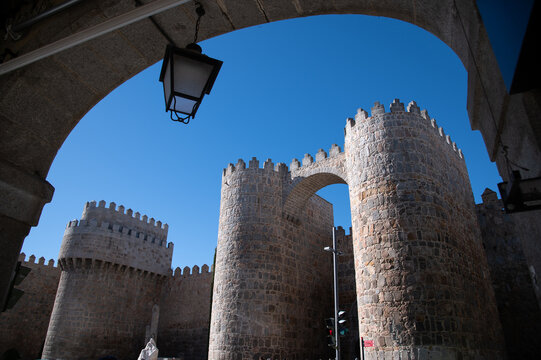 Avila, murallas, torreones y puerta del alcazar, castilla y leon, espa&ntilde;a.