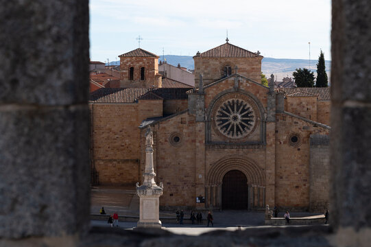 Avila, iglesia romanica de San Pedro e nla plaza del mercado, castilla y leon, espa&ntilde;a.