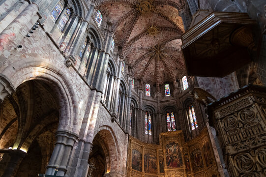 Avila, interior de la catedral gotica, castilla y leon, espa&ntilde;a.