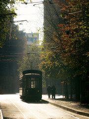 Tram con persone che aspettano