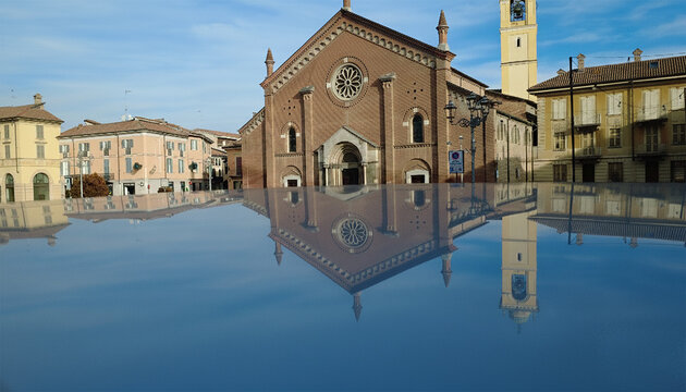 La chiesa di Castelnuovo Scrivia con effetto tettuccio auto dal drone - Alessandria - Piemonte - Italia