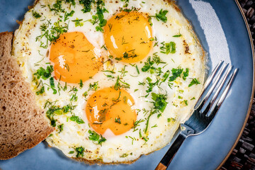Fried eggs with a slice of bread