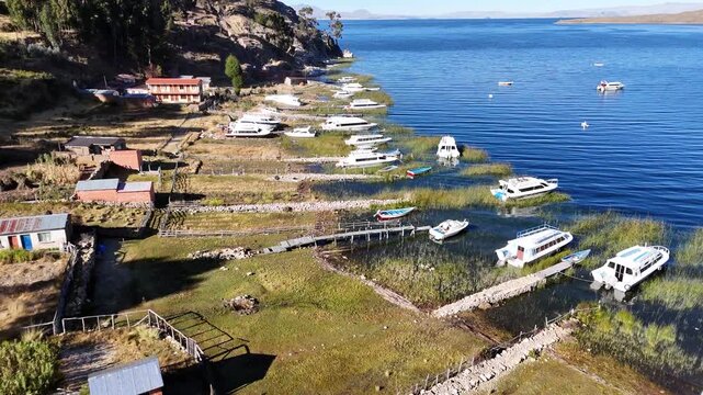 Drohnenaufnahme von Touristenschiffen im Hafen der Isla del Sol am Titicacasee in Bolivien