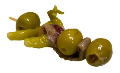 Gilda. Pincho típico del País Vasco, España, con olivas, piparra y anchoa. Imagen recortada. Fondo blanco