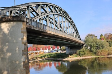 Obraz premium Brücke über die Weser bei Rinteln im Weserbergland 