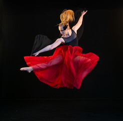 sportlicher Tanzsprung der Ballerina