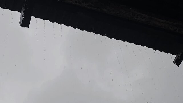 Lluvia intensa causada por fuertes vientos durante tormenta horizontal