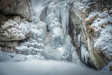 vereister Wasserfall zwischen Felsen ideal als Hintergrund