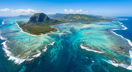 Fototapeta premium Iluzja podwodnego wodospadu na Mauritiusie, widok z lotu ptaka