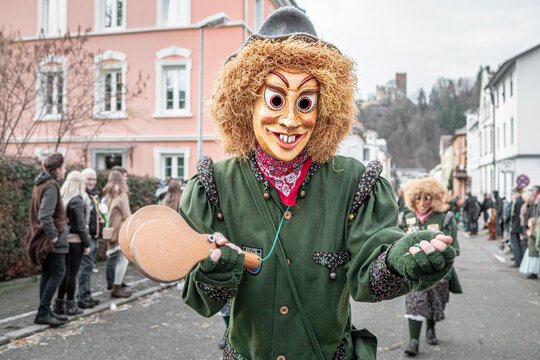 riddemer - fastnacht umzug waldkirch - winkt - s&uuml;&szlig;igkeiten - h&auml;nde
