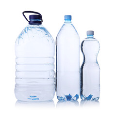 Naklejka premium Water bottles of different sizes isolated on white