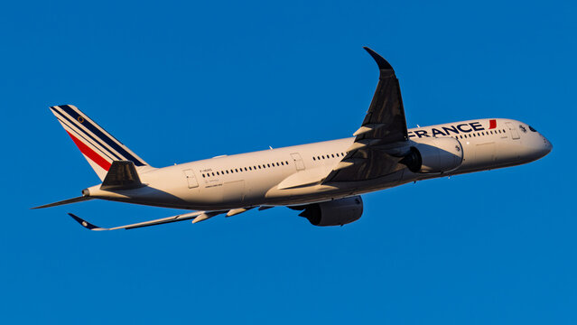 sky harbor airport 1-11-2026 Phoenix, AZ USAAir France Airbus A350-900 F-HUVS departure from runway 7L at Phoenix Sky Harbor Intl. Airport.