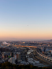 朝焼けに照らされた街の風景