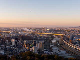 朝焼けに照らされた街の風景