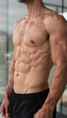 Obraz premium Athletic Male Model Showcasing Defined Abs and Muscles.