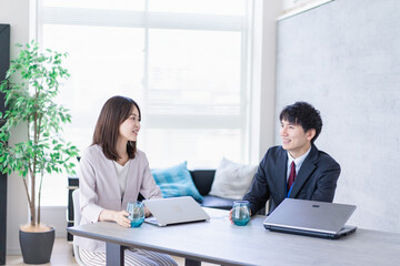 オフィスで楽しく話す男女