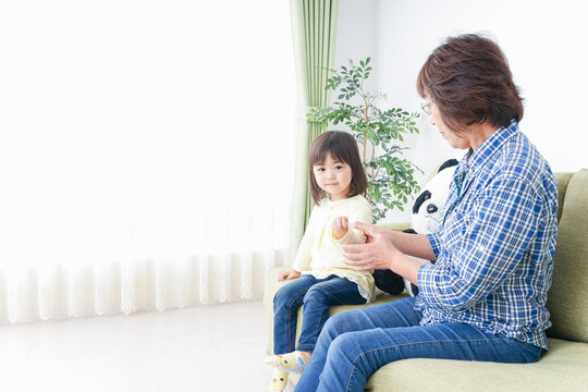 おばあちゃんと遊ぶ子ども