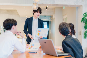 プレゼンテーションをする若手のビジネスマン