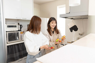 キッチンでスパイスを選ぶ女性