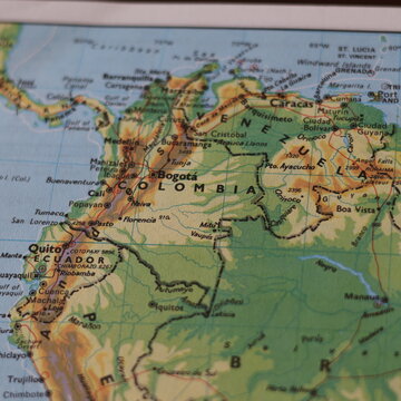 Caracas, Venezuela- 12 de enero 2026: Una toma de cerca de la localizaci&oacute;n de los pa&iacute;ses Colombia y  Venezuela en un mapa en la parte de  Am&eacute;rica del Sur