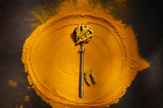 Turmeric powder and turmeric root 