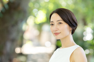 女性　新緑　緑　スキンケア