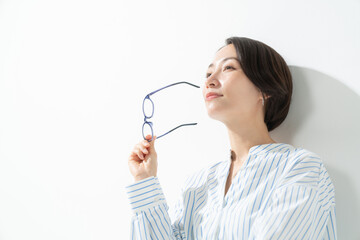 眼鏡を持った女性