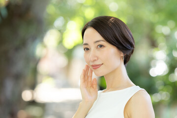 女性　新緑　緑　スキンケア