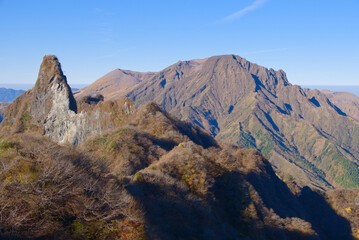 熊本県の阿蘇山、根子岳東峰から望む天狗岩と高岳