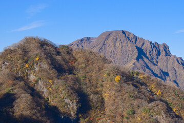 熊本県の阿蘇山、根子岳釣井尾根から望む高岳