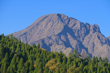 熊本県の阿蘇山、根子岳釣井尾根から望む高岳