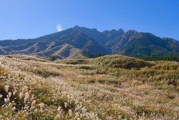 熊本県の阿蘇山、釣井尾根登山口付近から望む根子岳