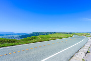 阿蘇大観峰・ミルクロード風景「雲の上を走る道。ミルクロードが導く、緑の稜線と青い自由。」熊本県阿蘇市
Aso Daikanbo Milk Road Scenery "A road running above the clouds. The Milk Road leads to green ridges and blue freedom." Aso City, Kumamoto Prefecture
