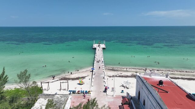 Vista a&eacute;rea del muelle de Telchac Puerto y aguas turquesas del Golfo de M&eacute;xico en Yucat&aacute;n