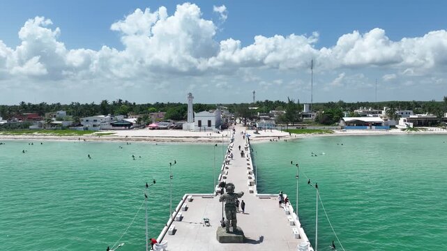 Vista a&eacute;rea del muelle principal y horizonte marino en Telchac Puerto, Yucat&aacute;n