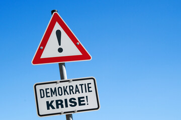 DEMOKRATIE in der Krise!, Warnschild