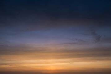 Obraz premium Realistic Layered Hazy Twilight Sky Background with Golden-Orange Horizon Gradient to Deep Navy Zenith