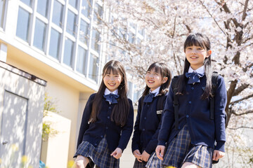 春の校舎と笑顔の学生